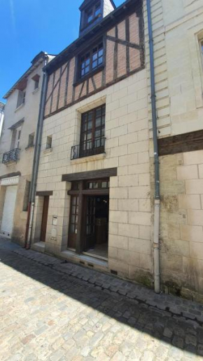 MAISON GITE ENTIER en HYPER HYPER CENTRE QUARTIER HISTORIQUE DE TOURS à 25 metres DE LA CELEBRE PLACE PLUMEREAU pour 2 à 7 Personnes
